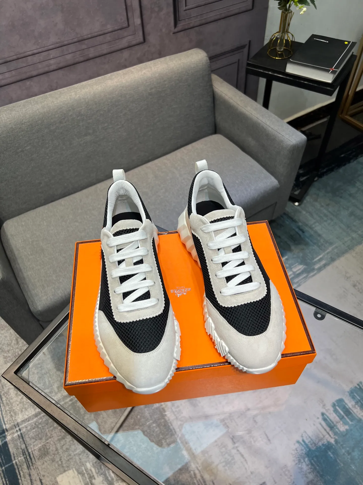 Men's shoes 💰660 Exclusive real shot (top version) Hermes new autumn and winter sports shoes. One of the most comfortable shoes from Hermes. Very light on the feet and good-looking. You will not be tired even if you go shopping. The overall suede feels very good. It is very beautiful and versatile. Very light and comfortable. Fabric: Imported high mercerized sheep/original single rain velvet. Lining: Imported silk sheepskin for the lining insole. Outsole: Seamless combination of IP+TPU (multi-color letters) German technology irradiation machine Size: Male 39-46 (Male 38 45 46 customized) Top quality, simultaneous full set of packaging